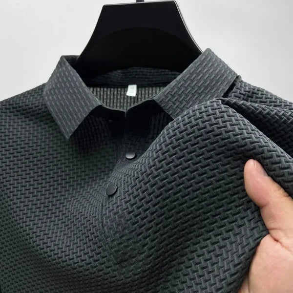 Un polo qui allie modernité et sophistication